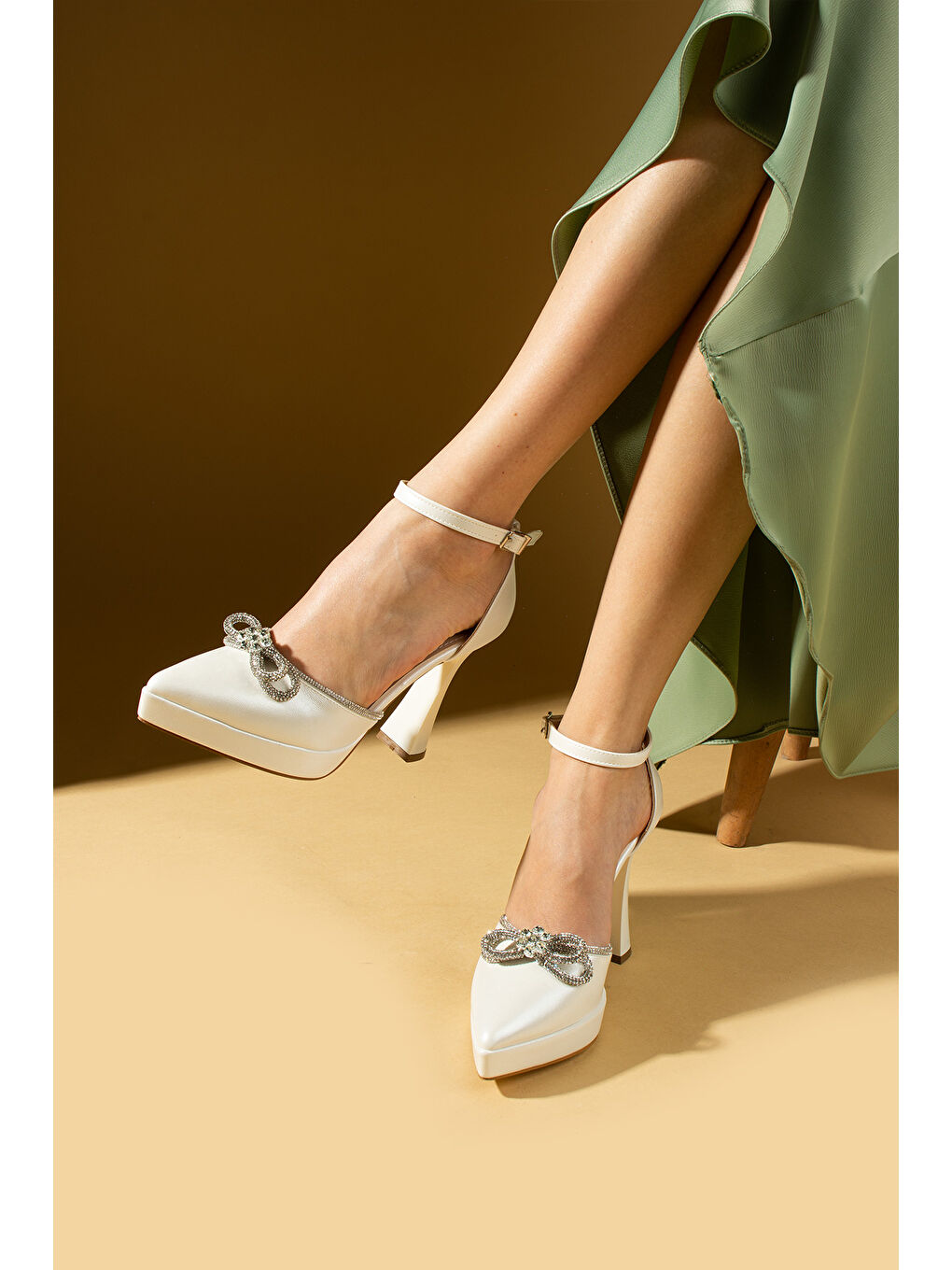 Beyaz Kalın Parlak Taş Detaylı Tokalı Platform Topuklu Kadın Ayakkabı 018-60-24Cilt-2