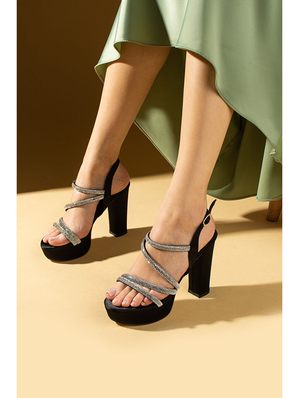 Siyah İnce Bantlı Üzeri Parlak Taşlı Platform Topuklu Tokalı Kadın Ayakkabı 018-76-25Saten