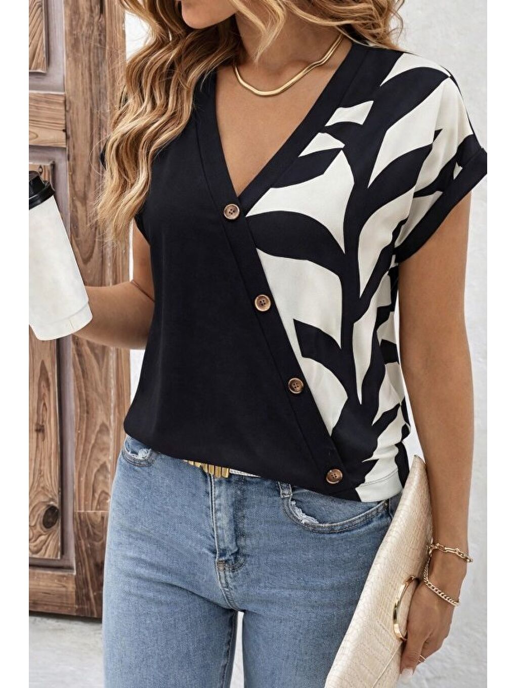 Beyaz Kadın Kısa Kollu V Yakalı önden Düğmeli Leopar Desen Detaylı Viskon Bluz