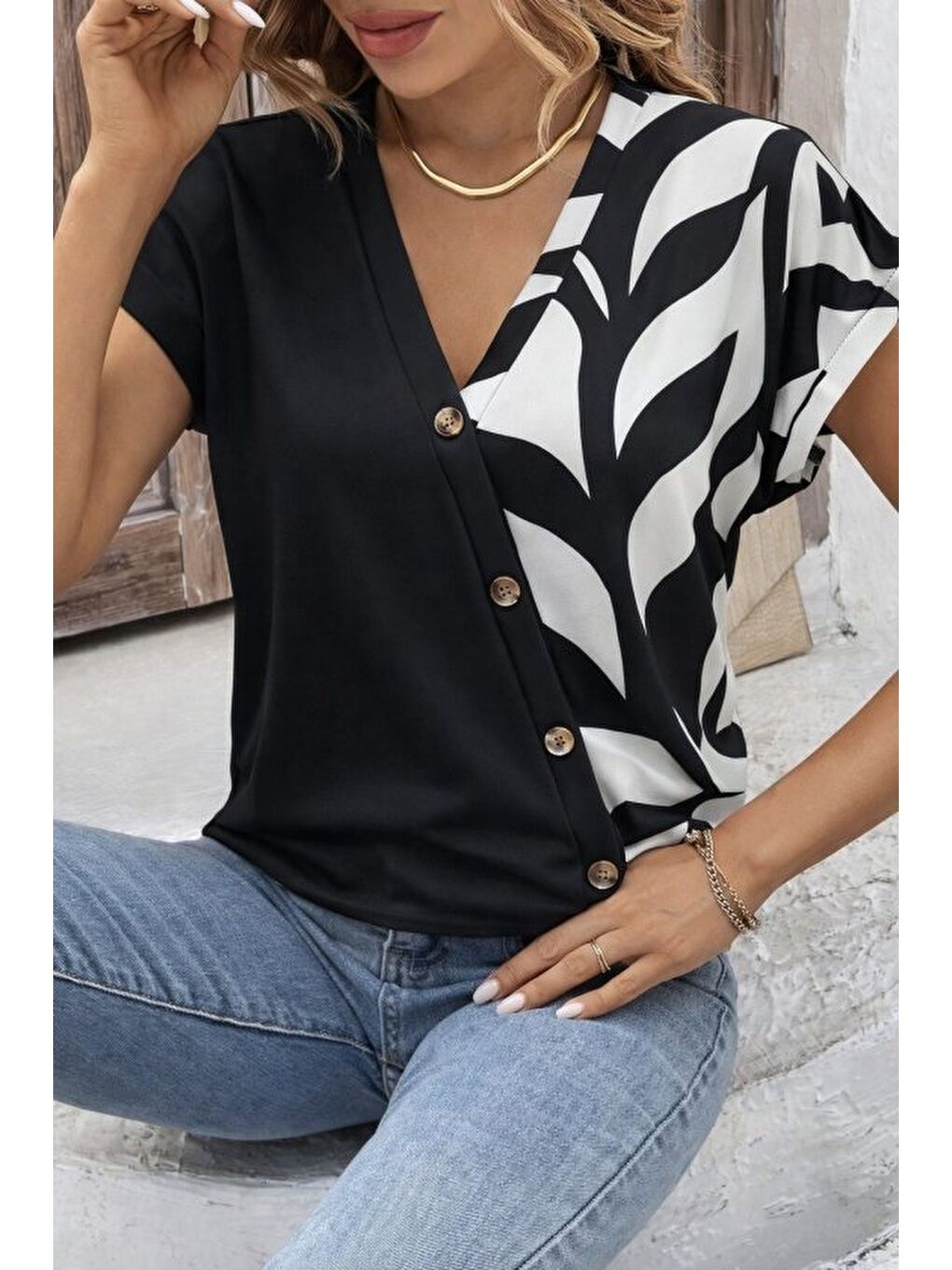Beyaz Kadın Kısa Kollu V Yakalı önden Düğmeli Leopar Desen Detaylı Viskon Bluz-1