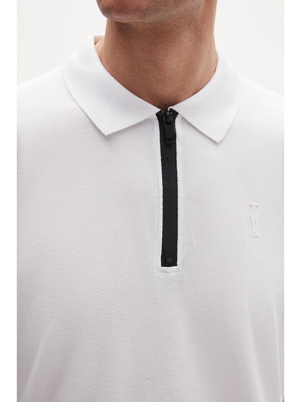 Slim Fit Beyaz Pike Dokulu Yarım Fermuarlı Polo Yaka Yazlık Tişört-1