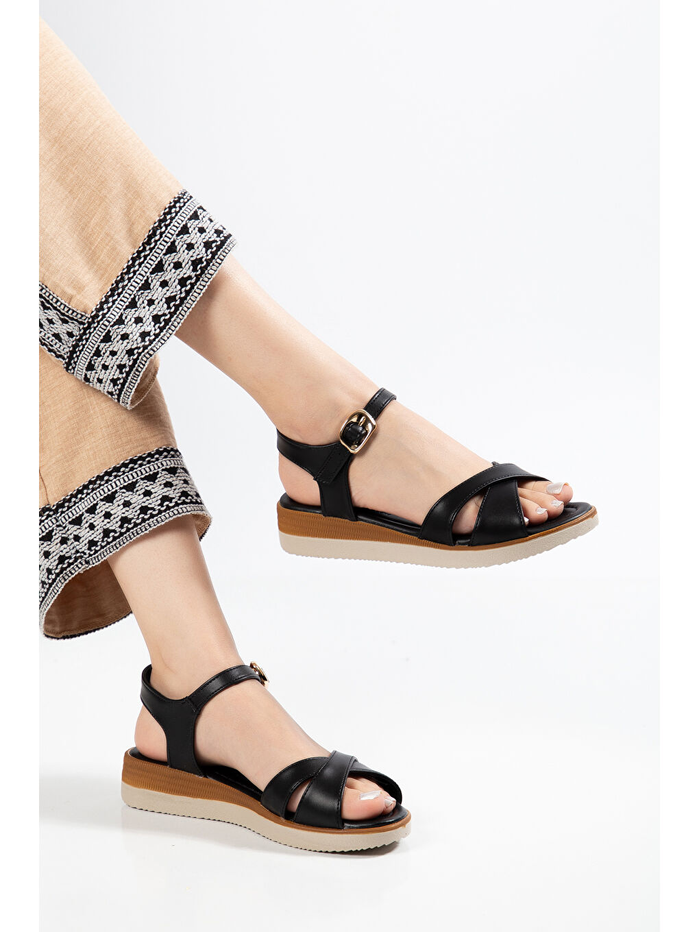 Siyah D0764 Günlük Ortopedik Çapraz Bantlı Kadın Sandalet-1