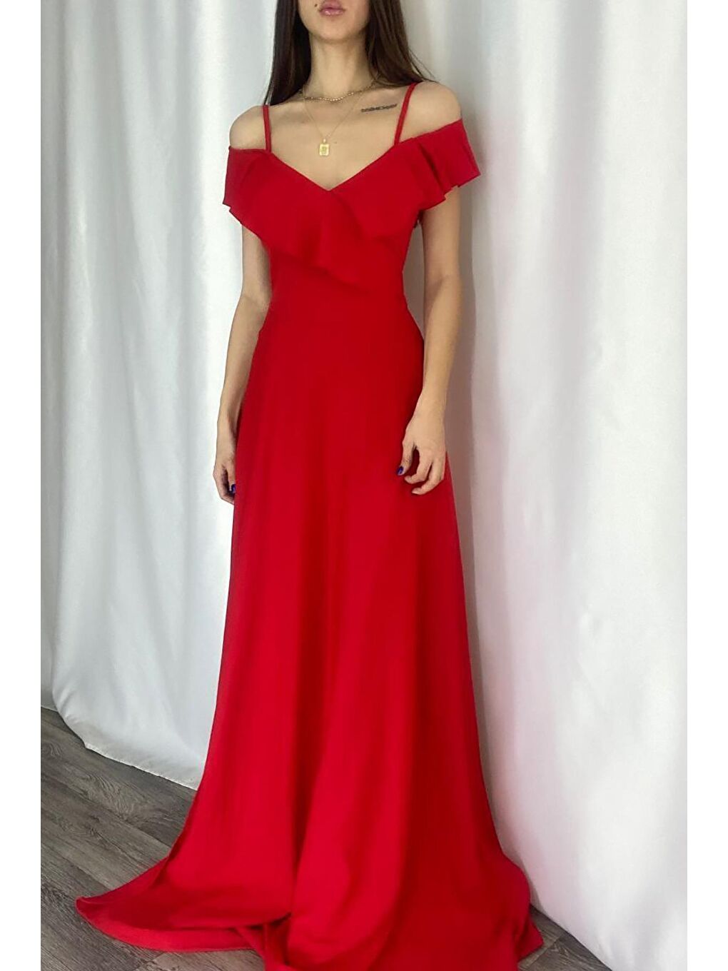 Kırmızı Yaka Volanlı Krep Kumaş Uzun Abiye Elbise