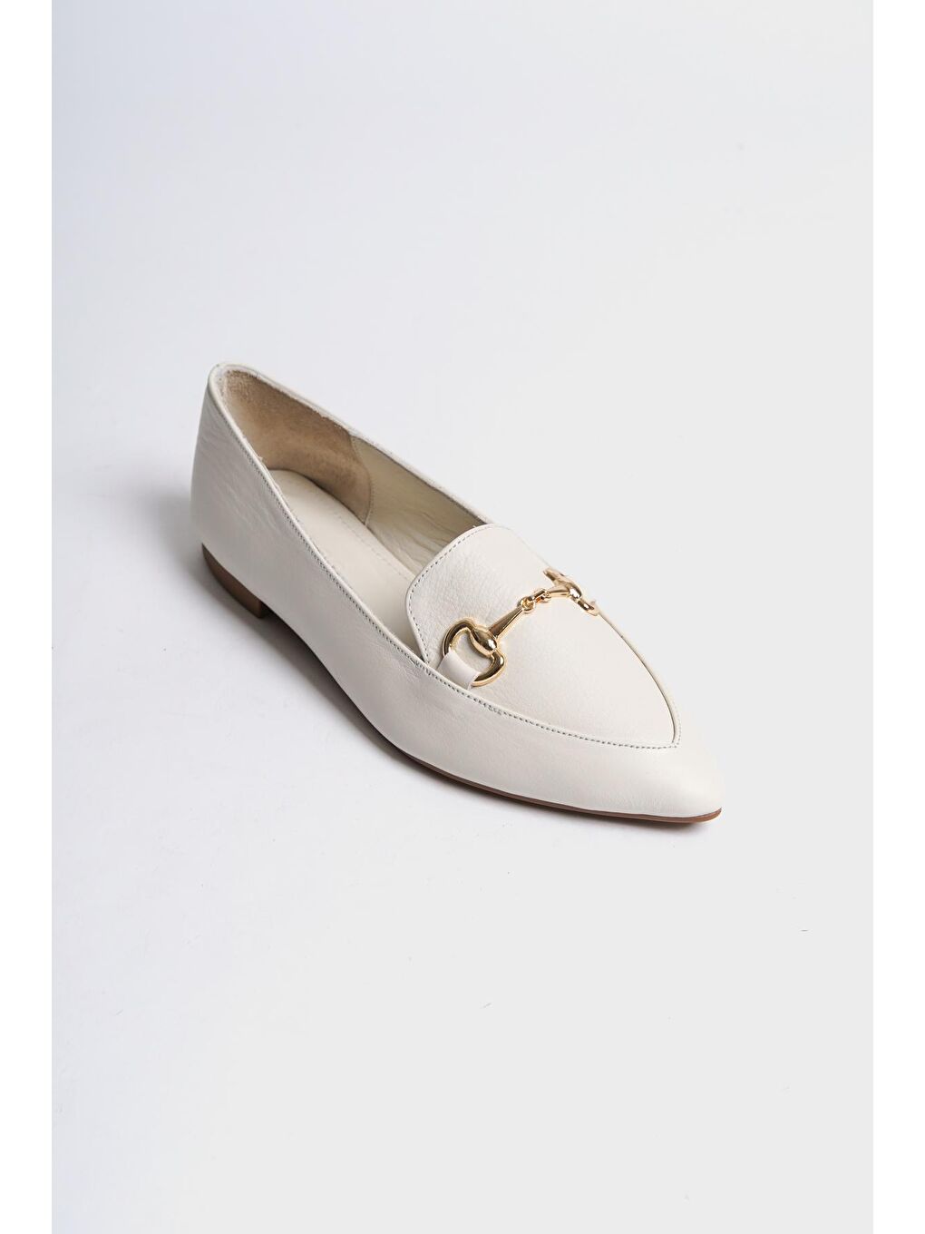 Beyaz Hakiki Deri Sivri Burunlu Tokalı Kadın Babet-3