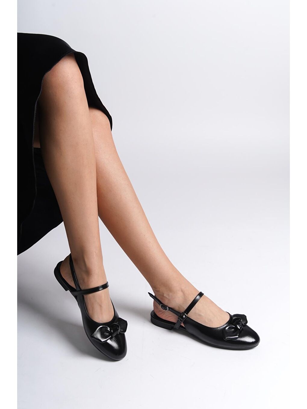 Siyah Arkası Açık Bantlı Oval Burunlu Fiyonk Detaylı Kadın Babet