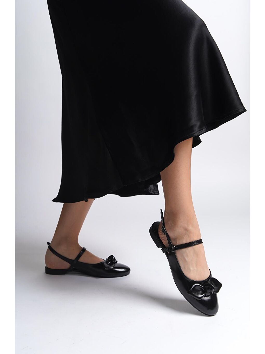 Siyah Arkası Açık Bantlı Oval Burunlu Fiyonk Detaylı Kadın Babet-1