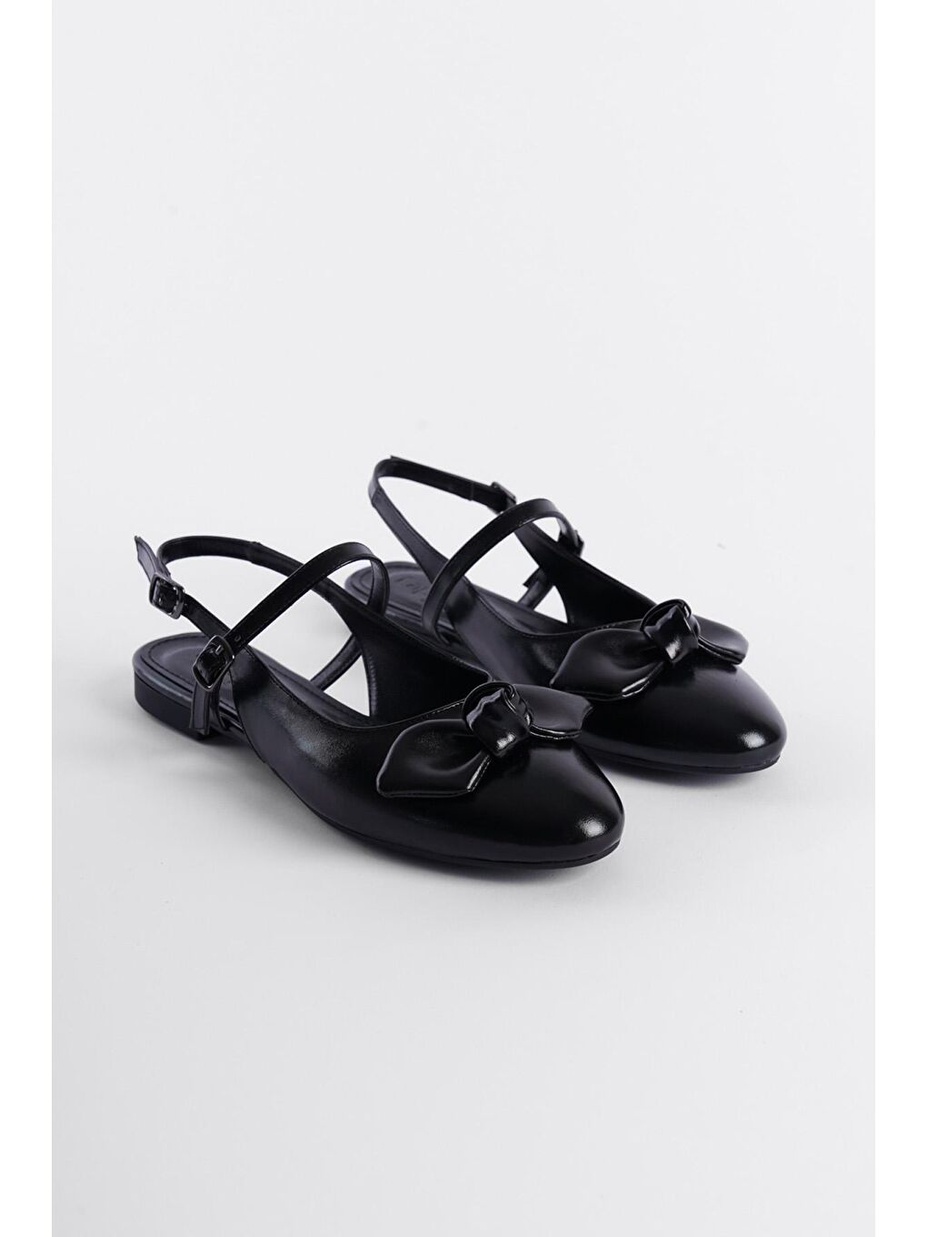 Siyah Arkası Açık Bantlı Oval Burunlu Fiyonk Detaylı Kadın Babet-2