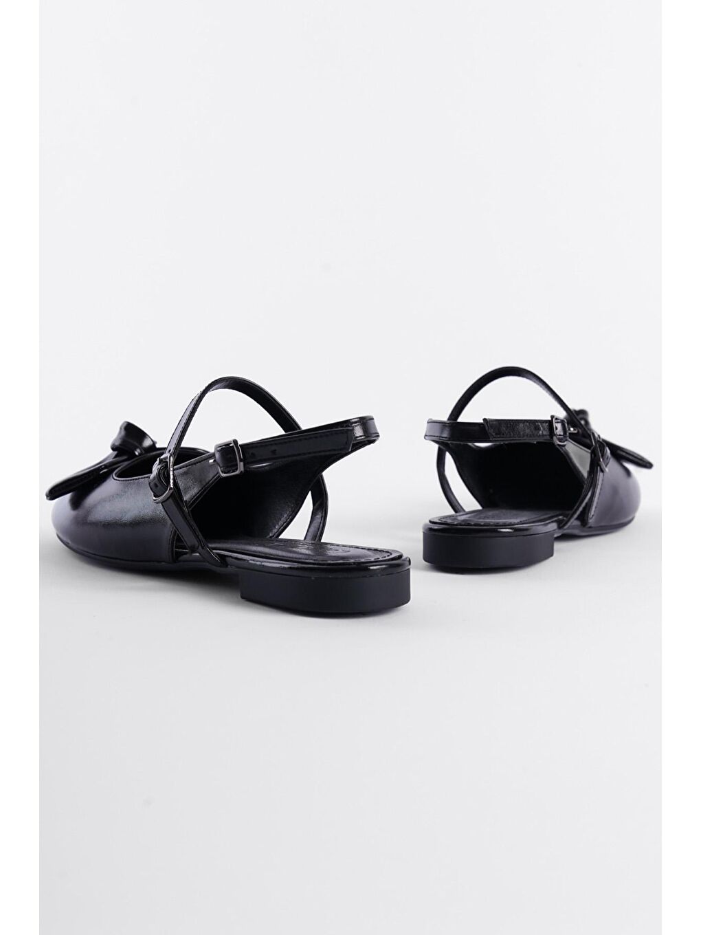 Siyah Arkası Açık Bantlı Oval Burunlu Fiyonk Detaylı Kadın Babet-3