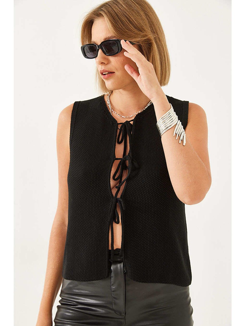 Siyah Kadın Önden Bağlamalı Triko Yelek-1