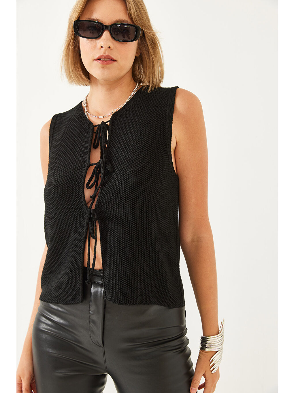 Siyah Kadın Önden Bağlamalı Triko Yelek-2