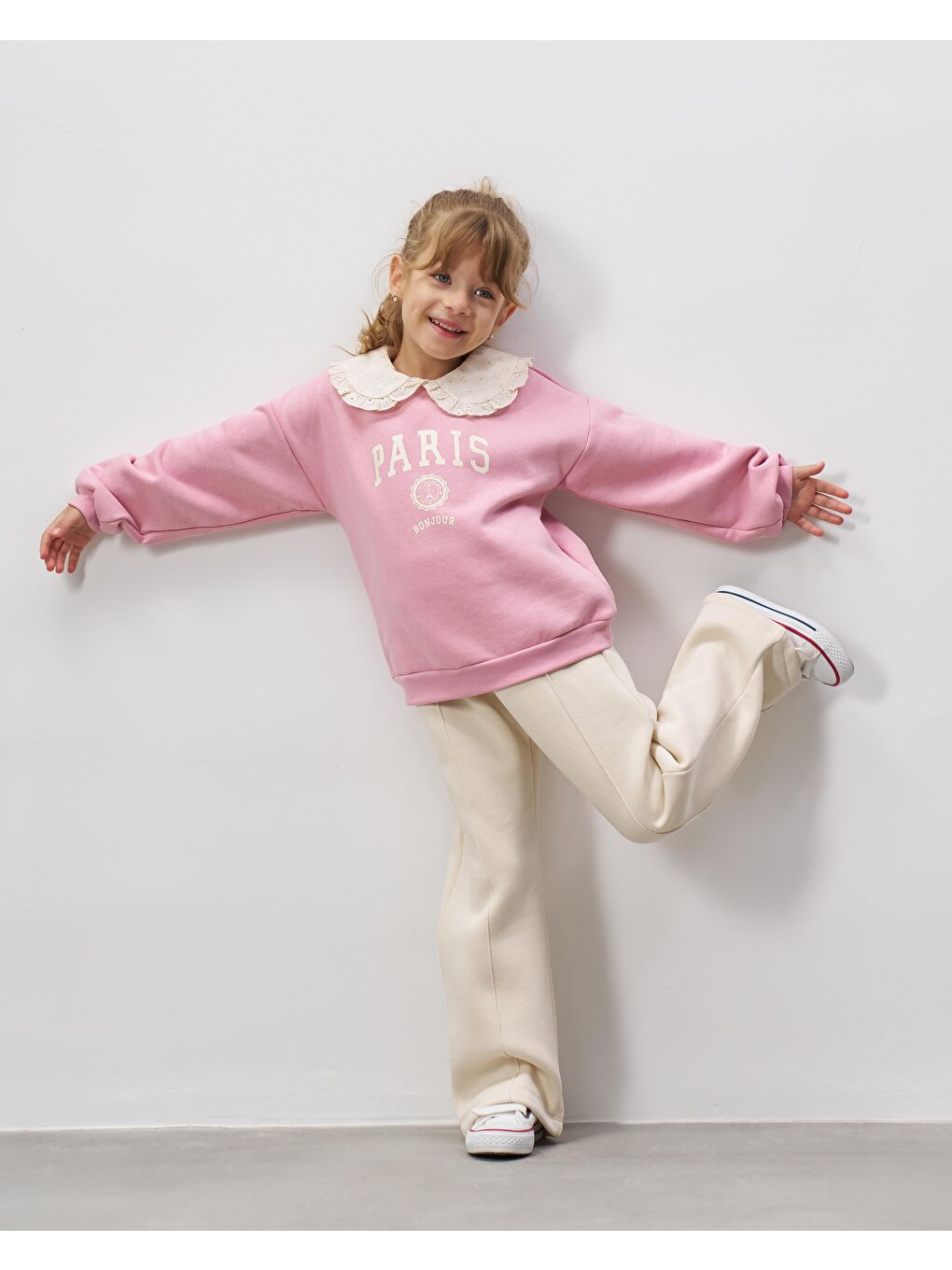 Kız Çocuk Pamuklu Pembe Paris Baskılı Dantel Yaka Sweatshirt Ekru Pantolon Takım-2