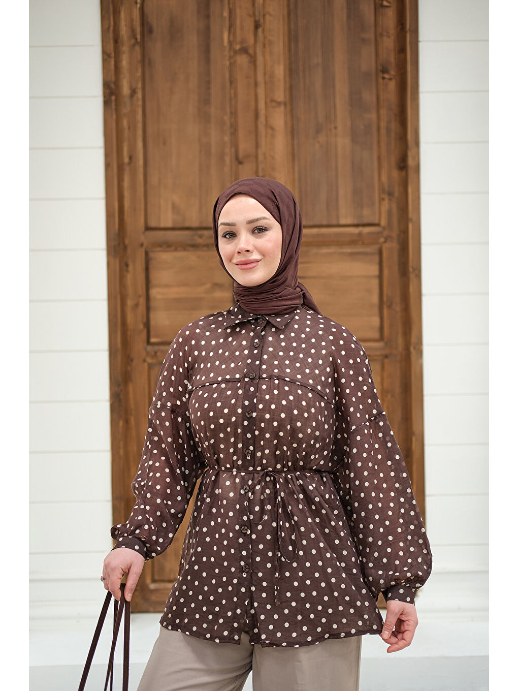 Kadın Puantiyeli Tül Detay Bel Bağlamalı Gömlek Kahverengi-1