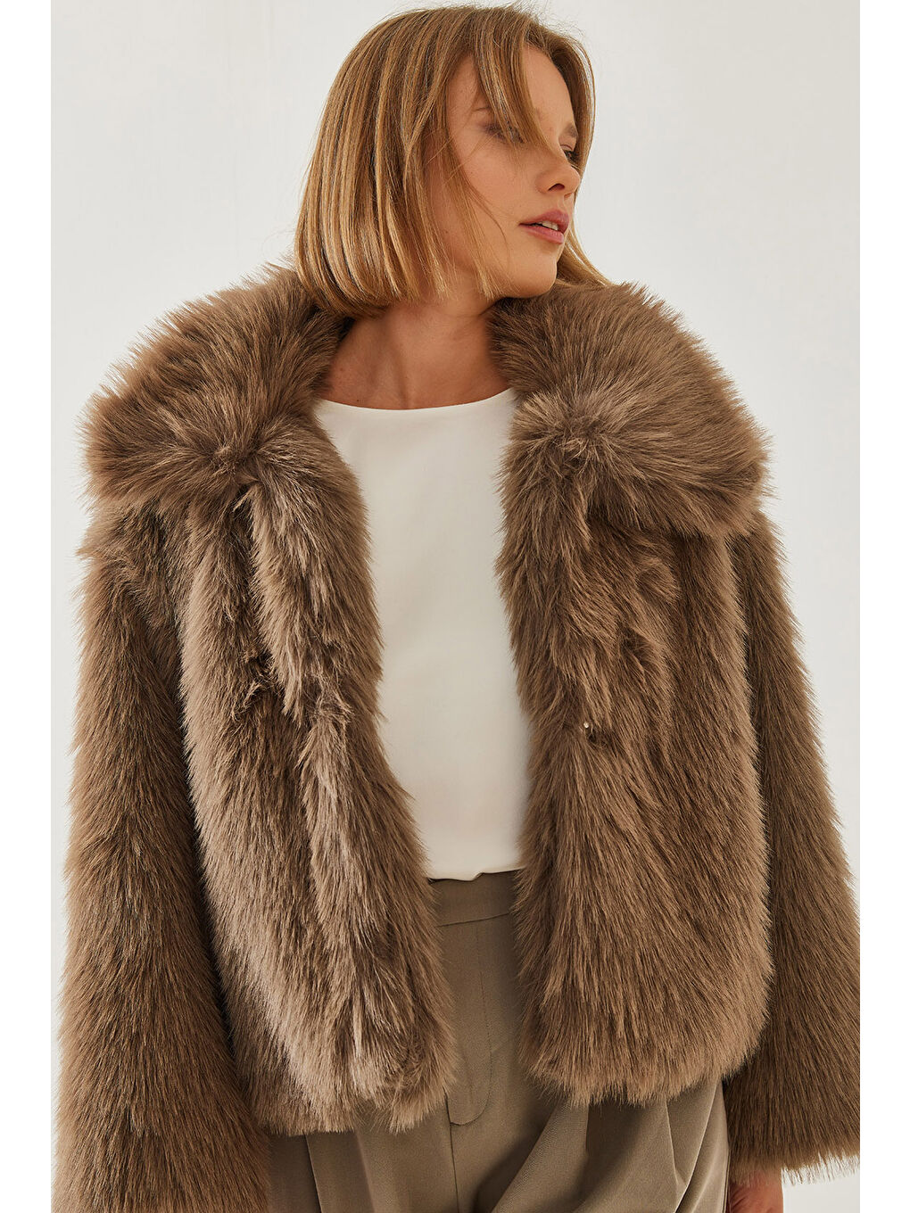 Bej Kadın Yakalı Suni Kürklü Astarlı Mont