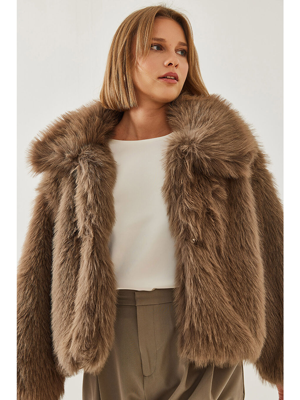 Bej Kadın Yakalı Suni Kürklü Astarlı Mont-1