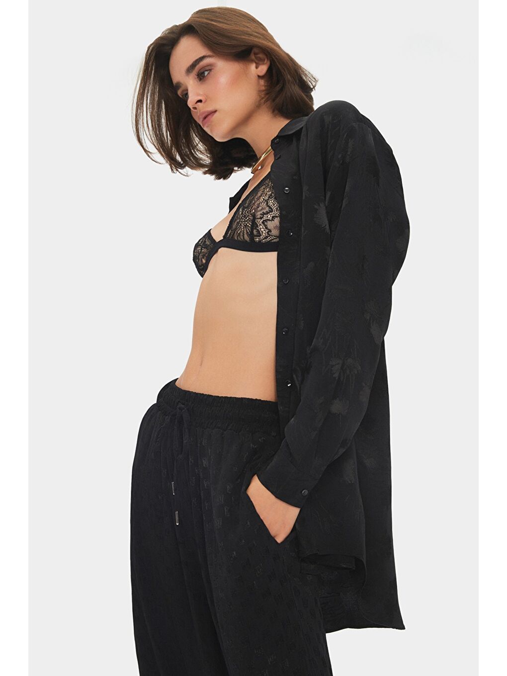 Siyah Kadın Exclusive Oversize/Bol Kesim Viskoz Karışımlı Kendinden Desenli Gömlek-1