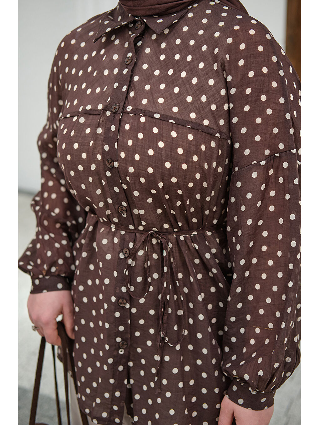 Kadın Puantiyeli Tül Detay Bel Bağlamalı Gömlek Kahverengi-4