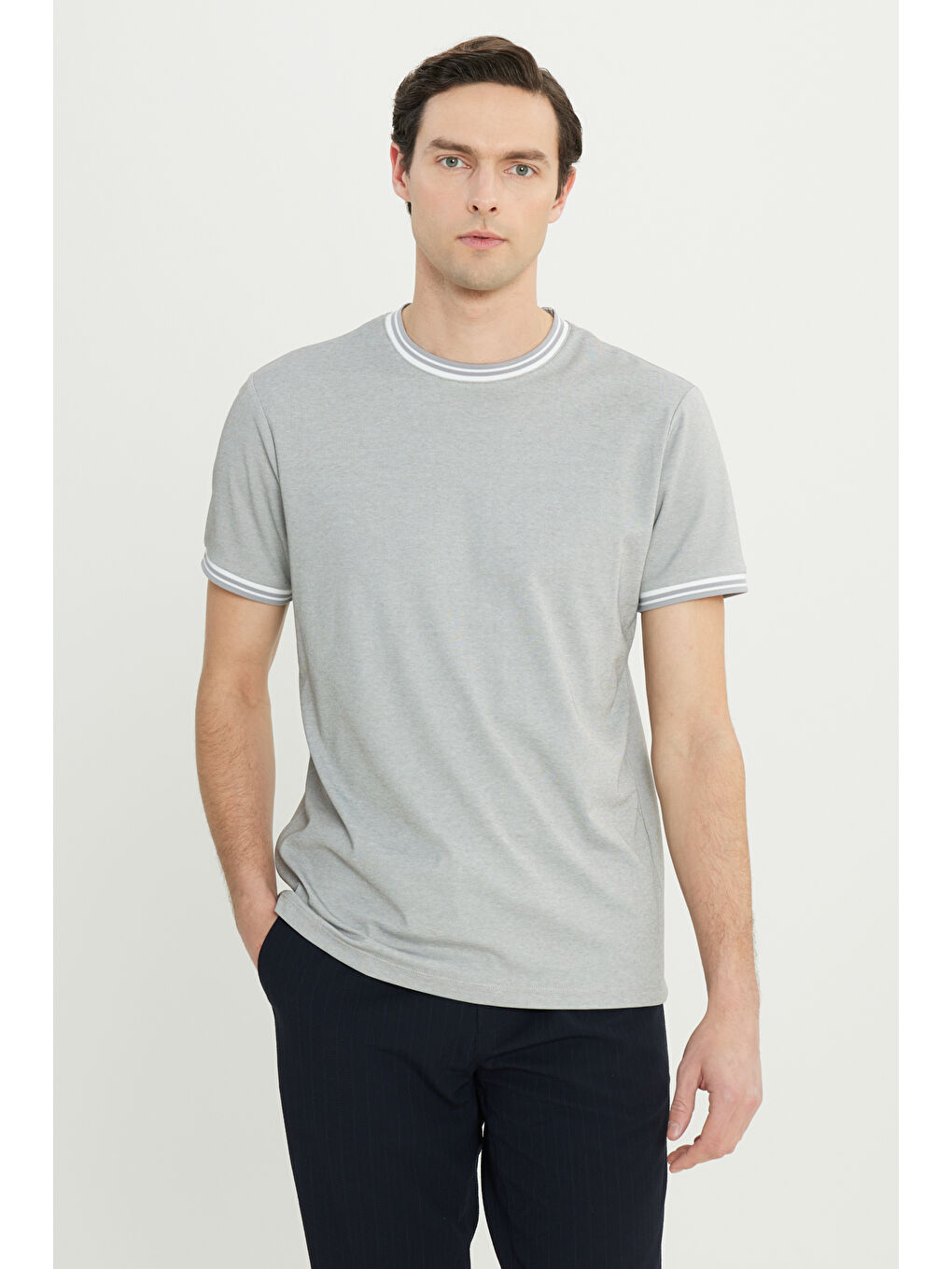 Erkek Açık Gri Pamuklu Slim Fit Dar Kesim Bisiklet Yaka Tişört