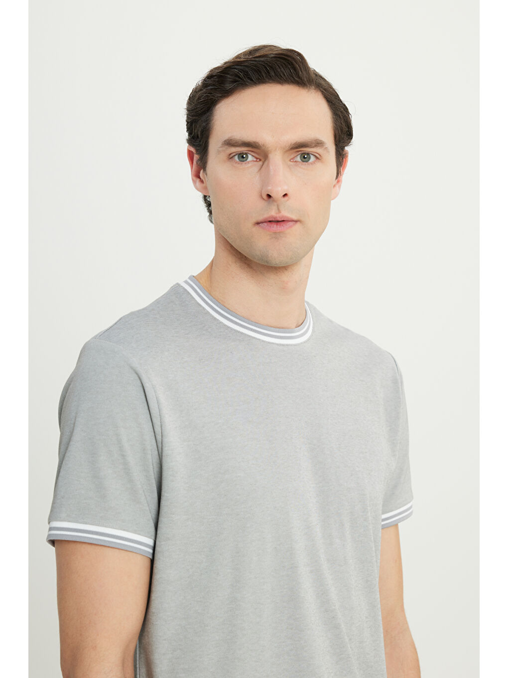 Erkek Açık Gri Pamuklu Slim Fit Dar Kesim Bisiklet Yaka Tişört-3
