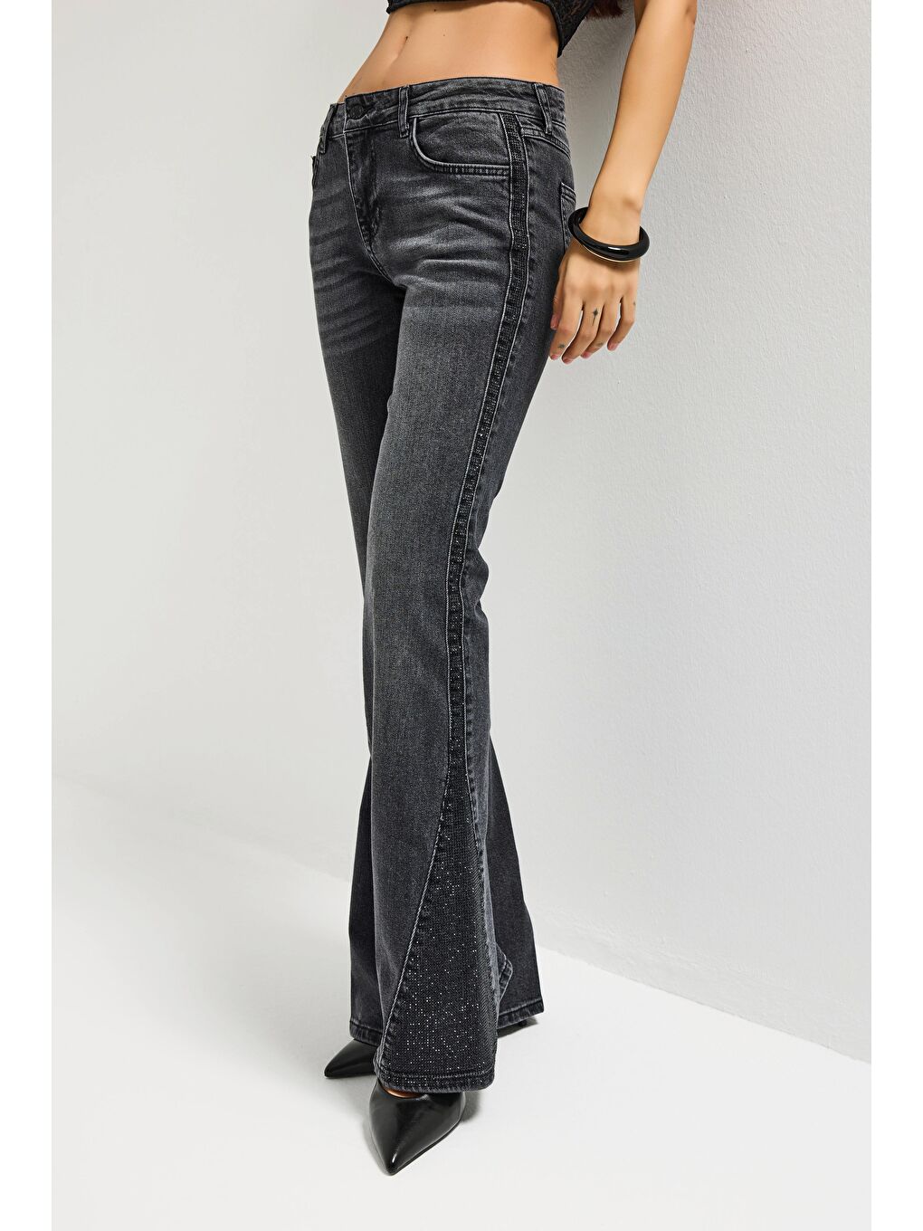 Gri Kadın Koyu Füme T-2s6-1 Flare Fit Paçası Parlak Taşlı Özel Tasarım Denim Jean-5
