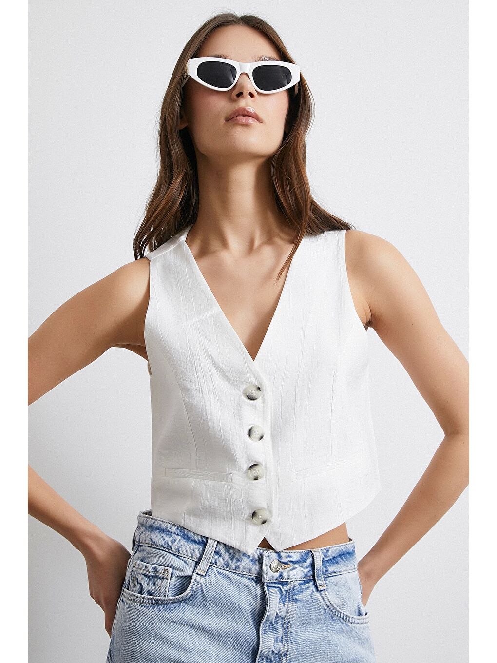 Dört Düğmeli Cep Kapaklı Yelek Beyaz