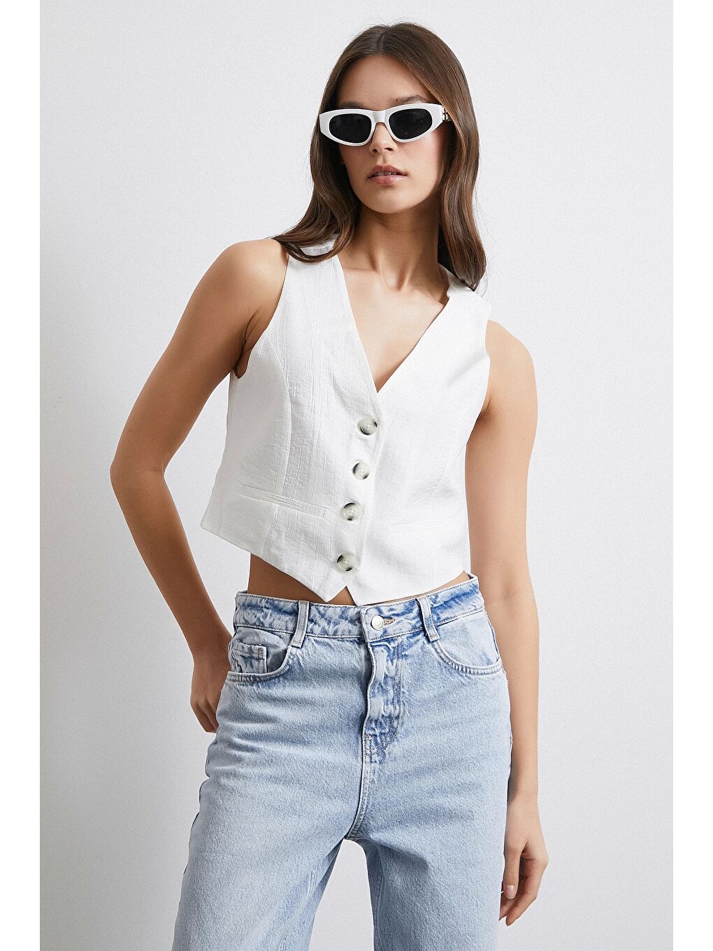 Dört Düğmeli Cep Kapaklı Yelek Beyaz-1