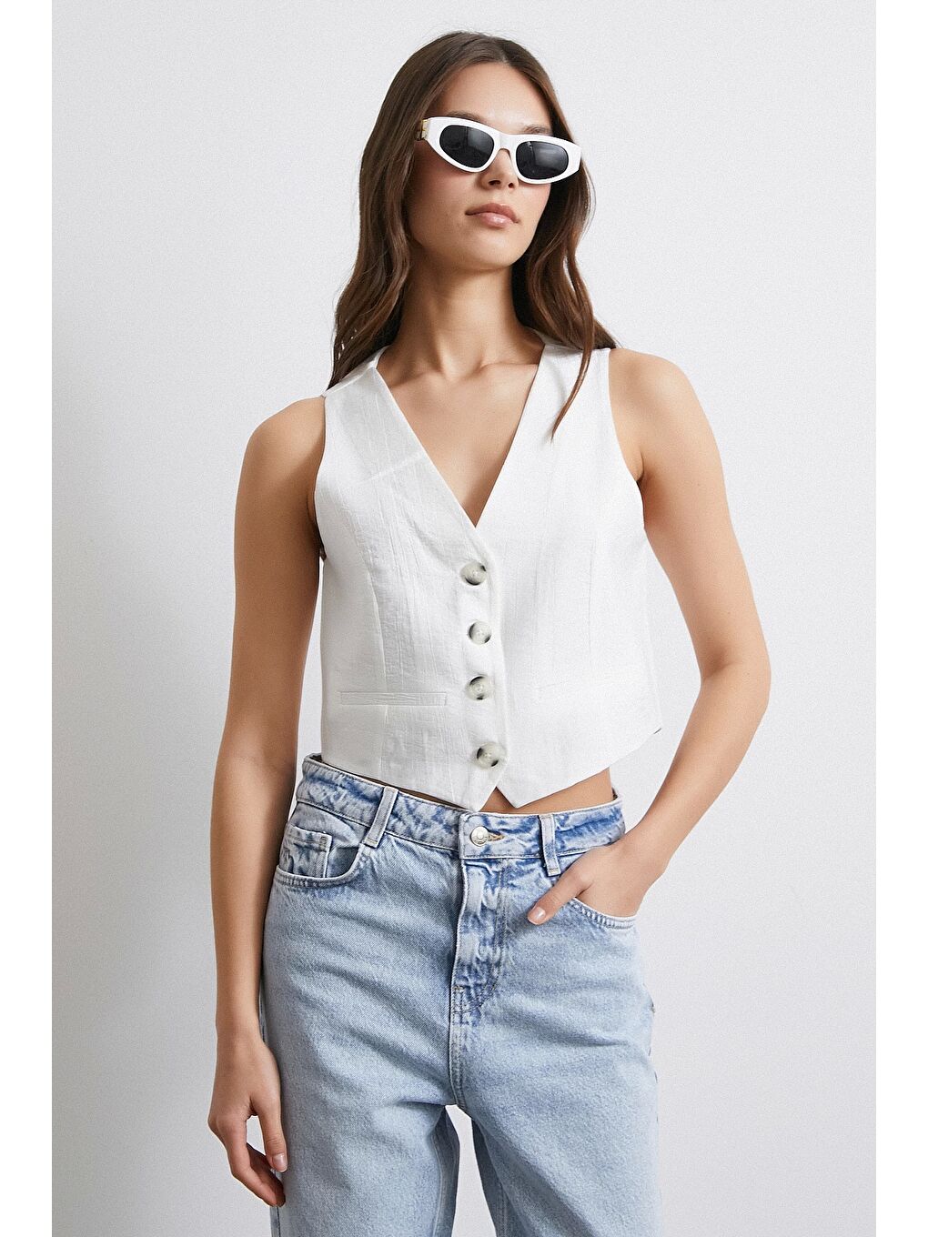 Dört Düğmeli Cep Kapaklı Yelek Beyaz-2