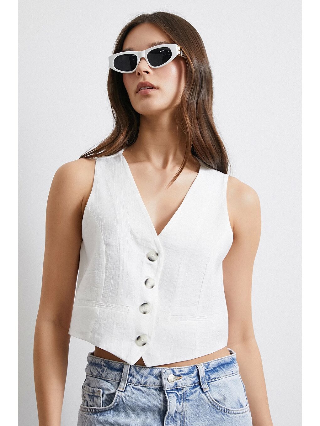 Dört Düğmeli Cep Kapaklı Yelek Beyaz-3