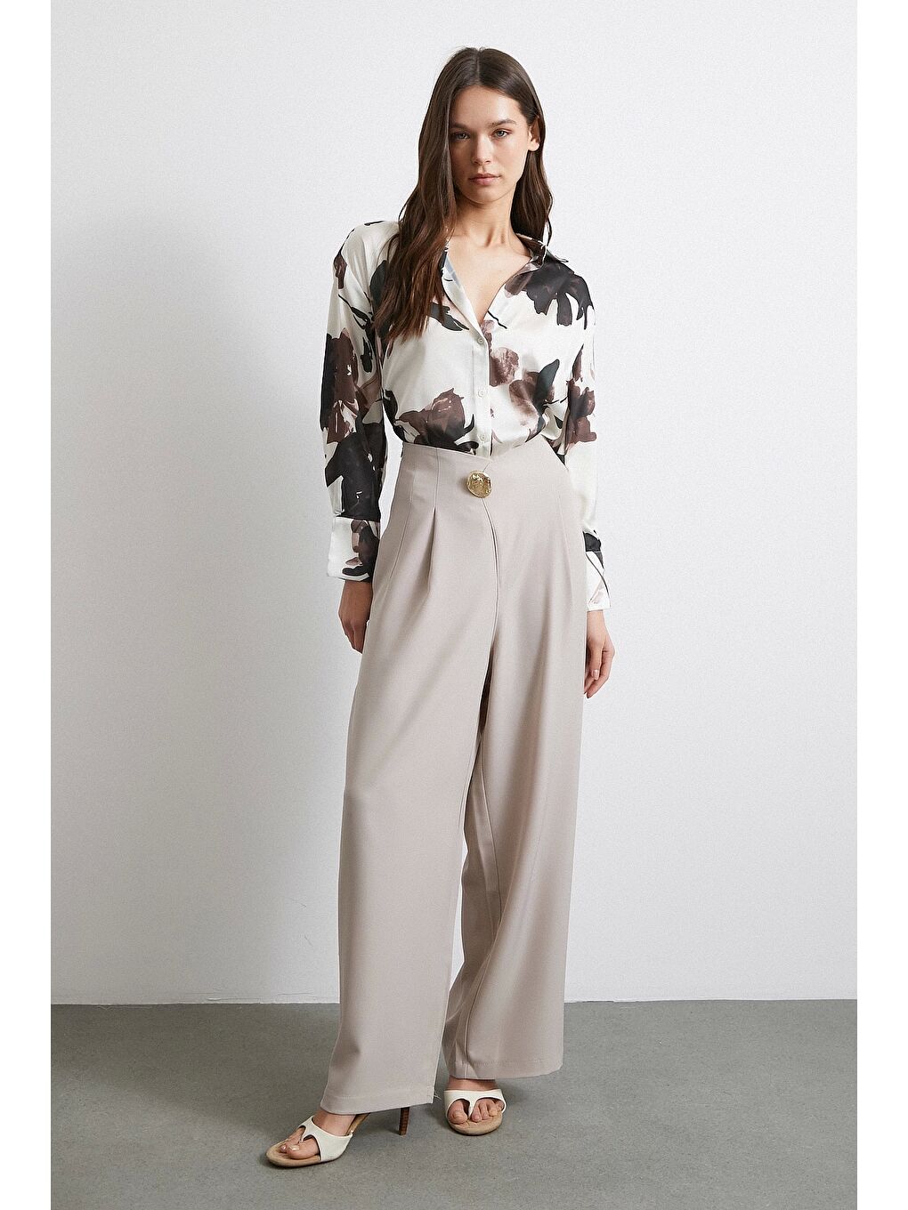 Düğme Detaylı Pensli Dökümlü Pantolon Bej