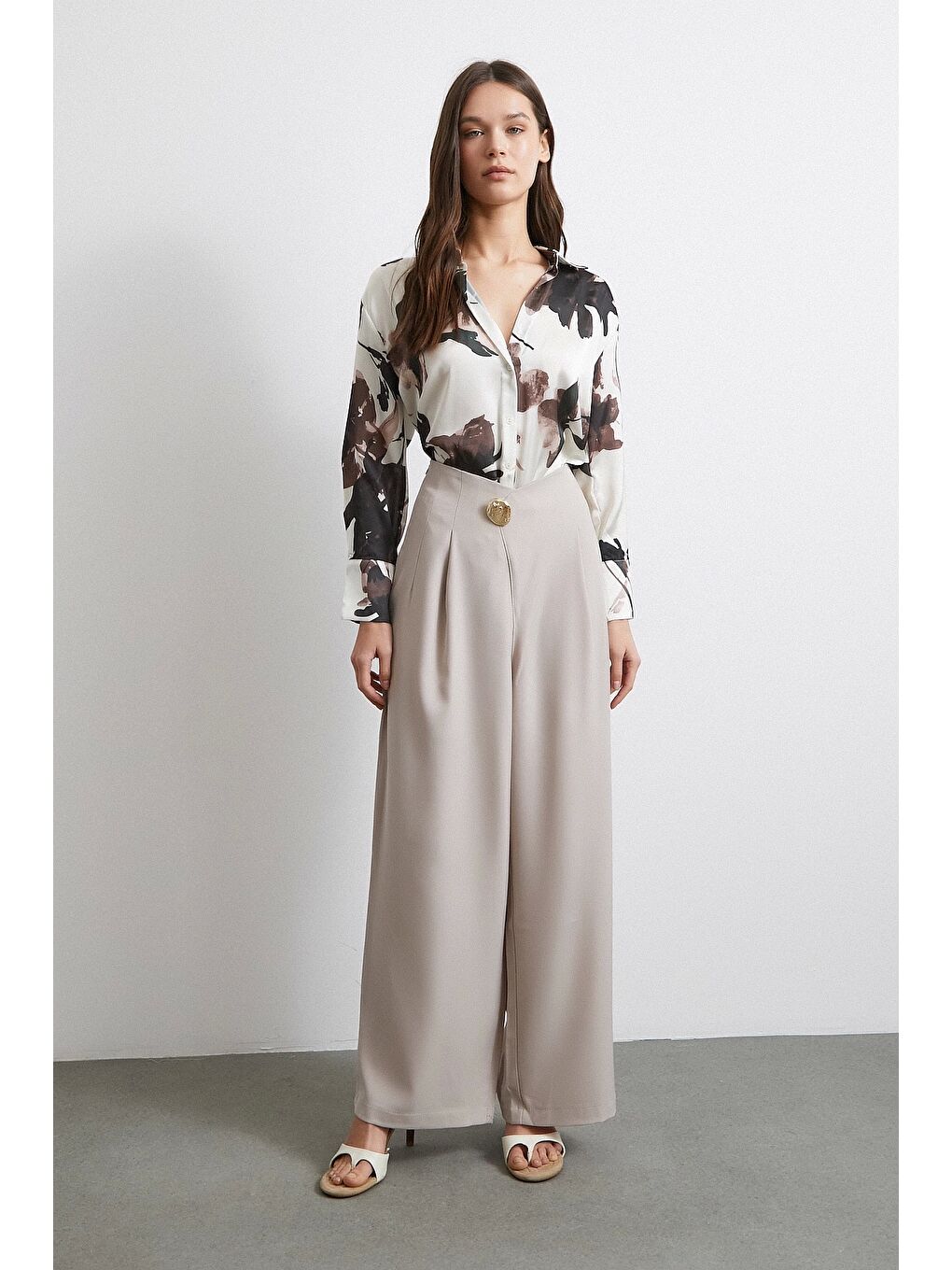 Düğme Detaylı Pensli Dökümlü Pantolon Bej-1