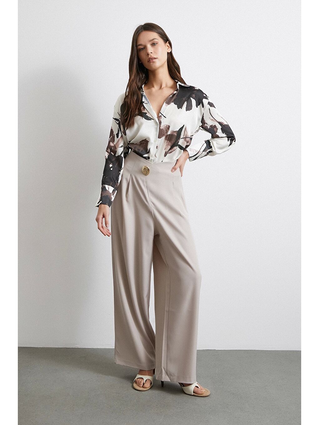 Düğme Detaylı Pensli Dökümlü Pantolon Bej-2