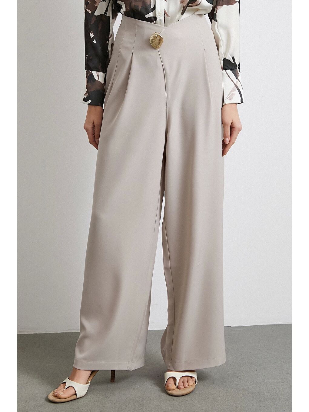 Düğme Detaylı Pensli Dökümlü Pantolon Bej-3