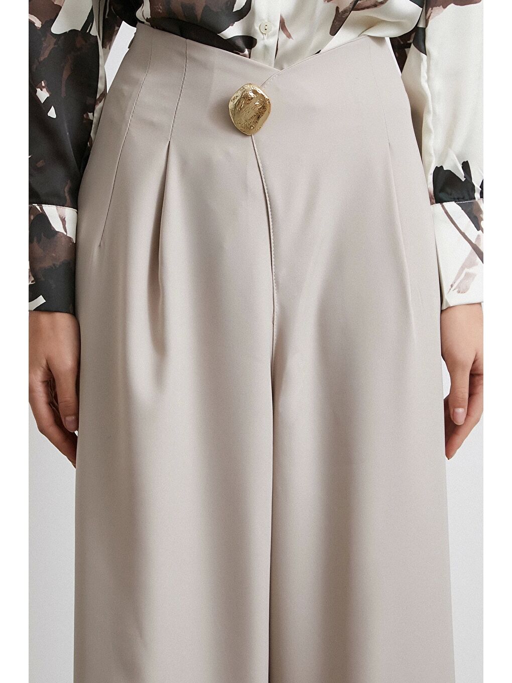 Düğme Detaylı Pensli Dökümlü Pantolon Bej-4