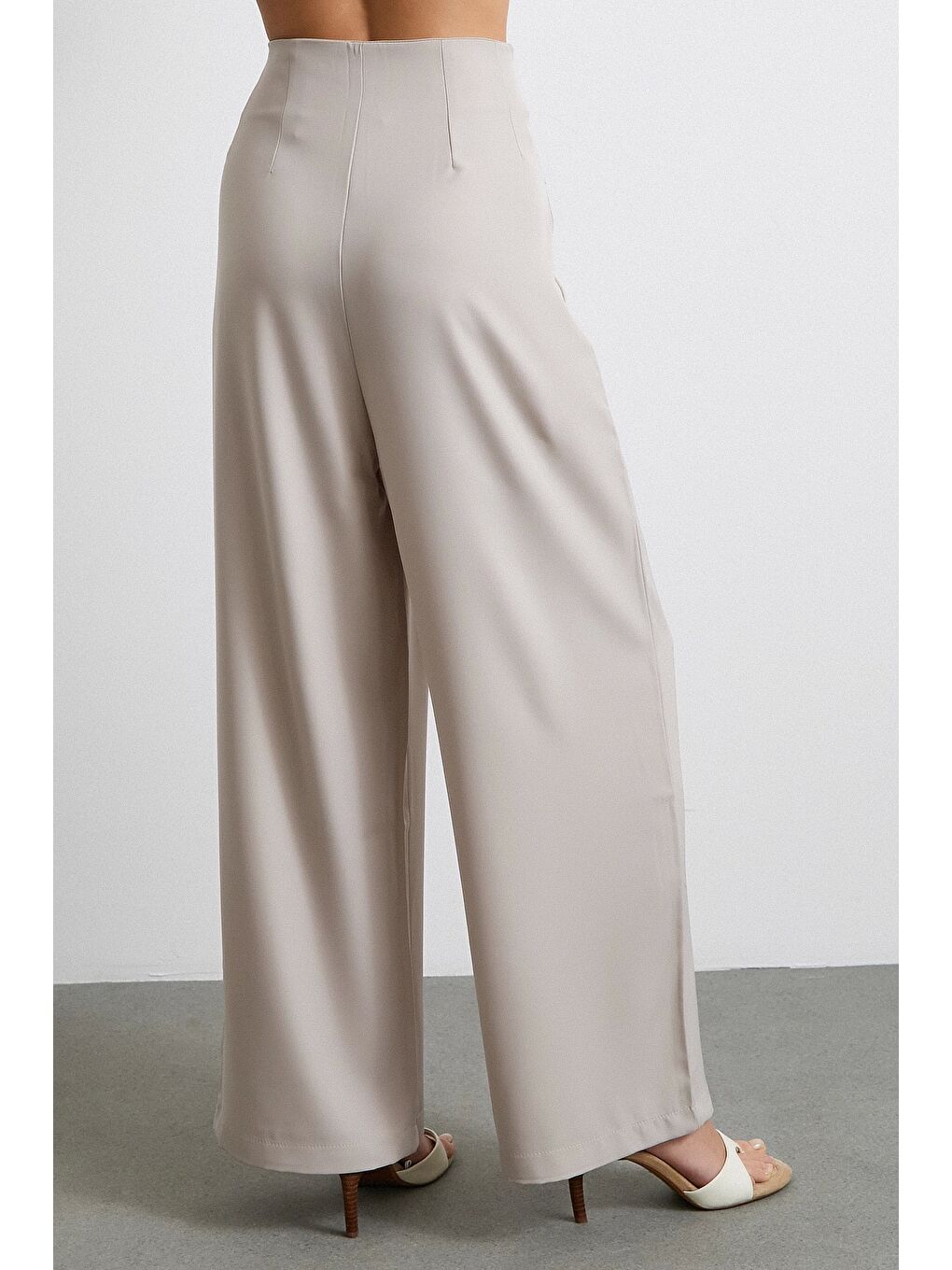 Düğme Detaylı Pensli Dökümlü Pantolon Bej-5