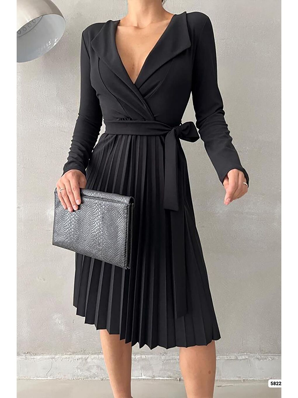 Siyah Uzun Kollu Krep Kumaş Pliseli Kemerli Elbise-1