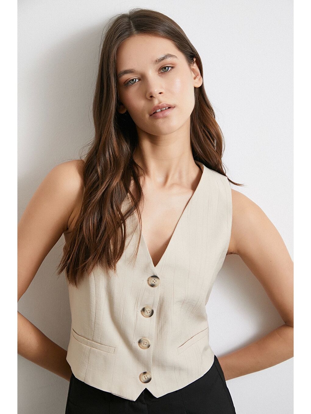 Dört Düğmeli Cep Kapaklı Yelek Bej