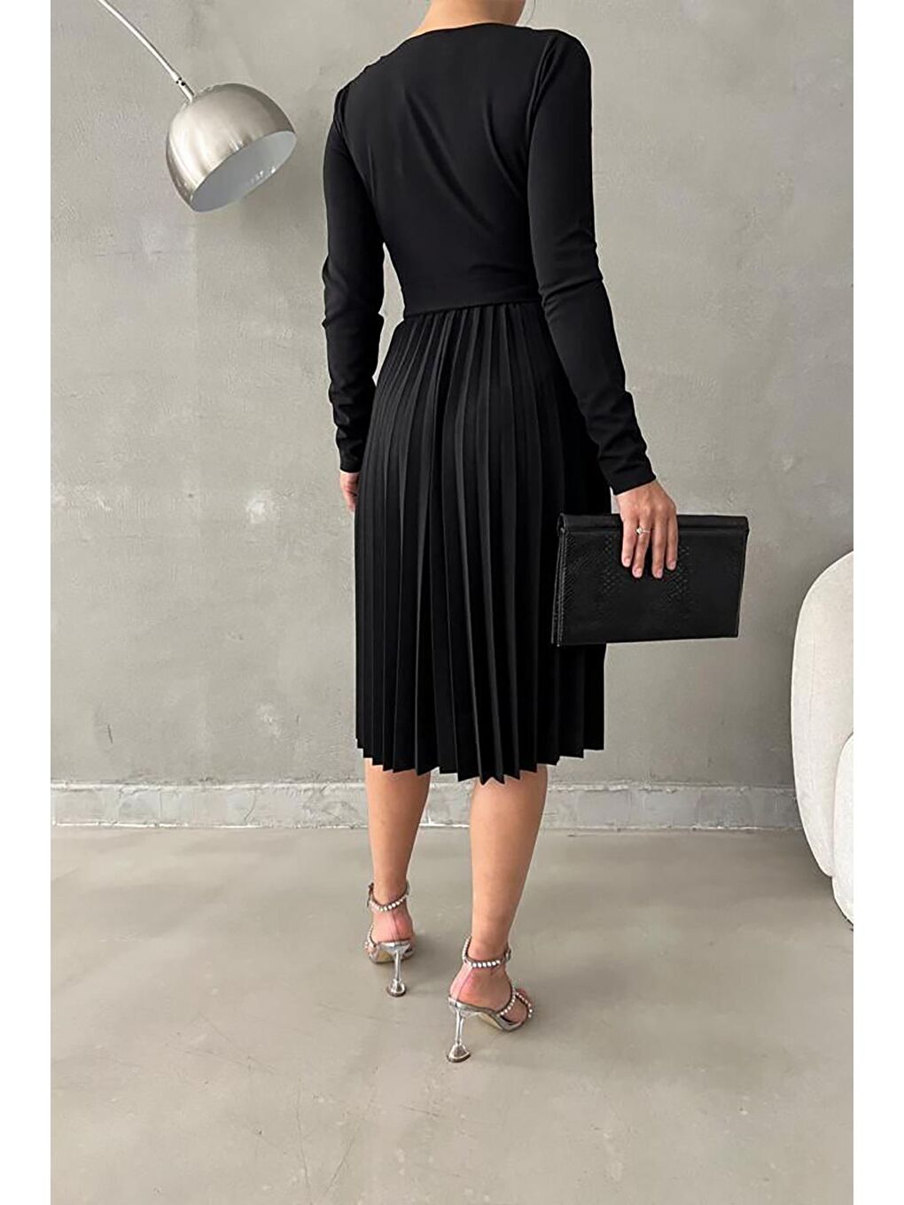 Siyah Uzun Kollu Krep Kumaş Pliseli Kemerli Elbise-3