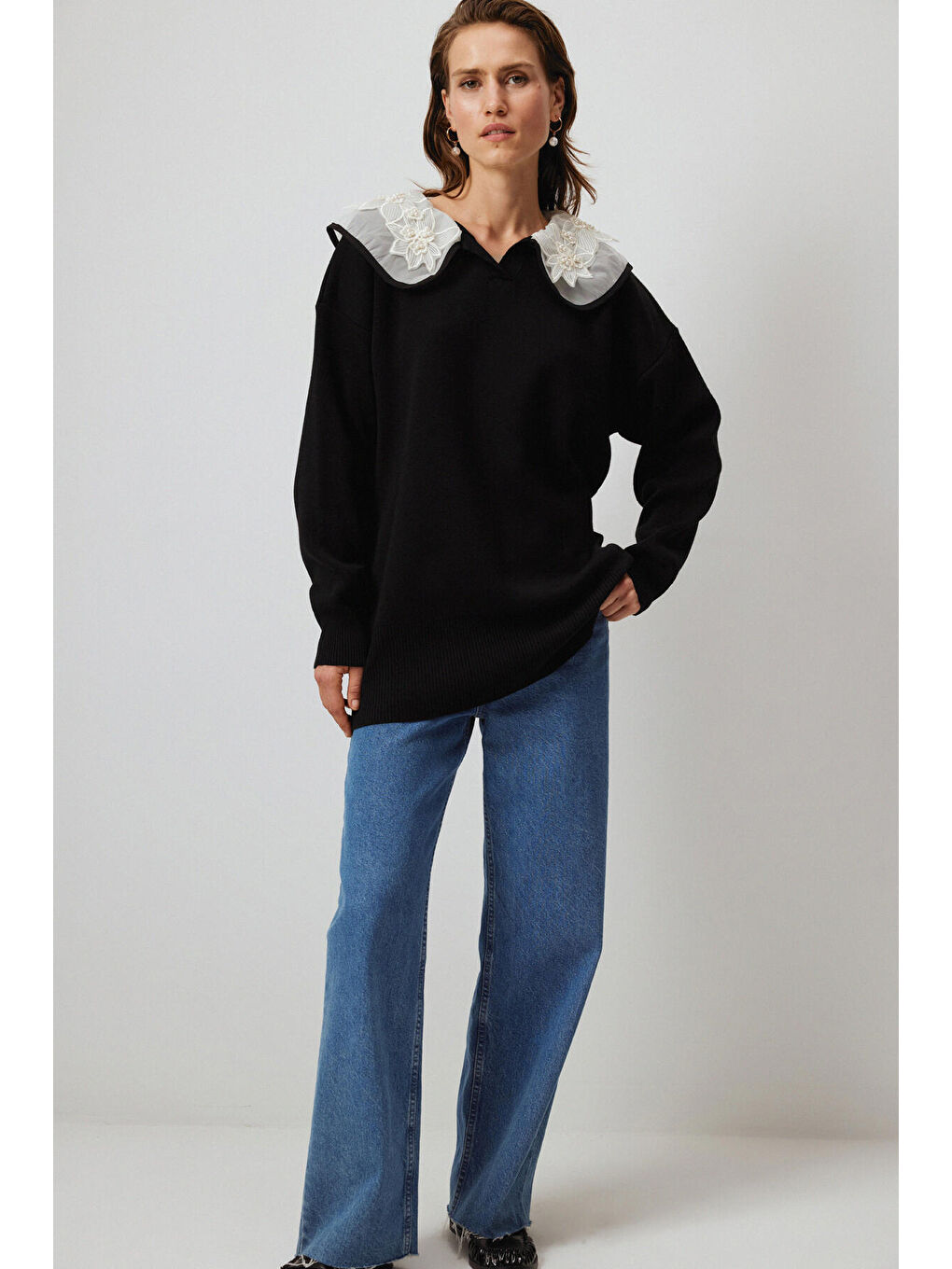 Siyah Yakası İşleme Detaylı Triko Kazak