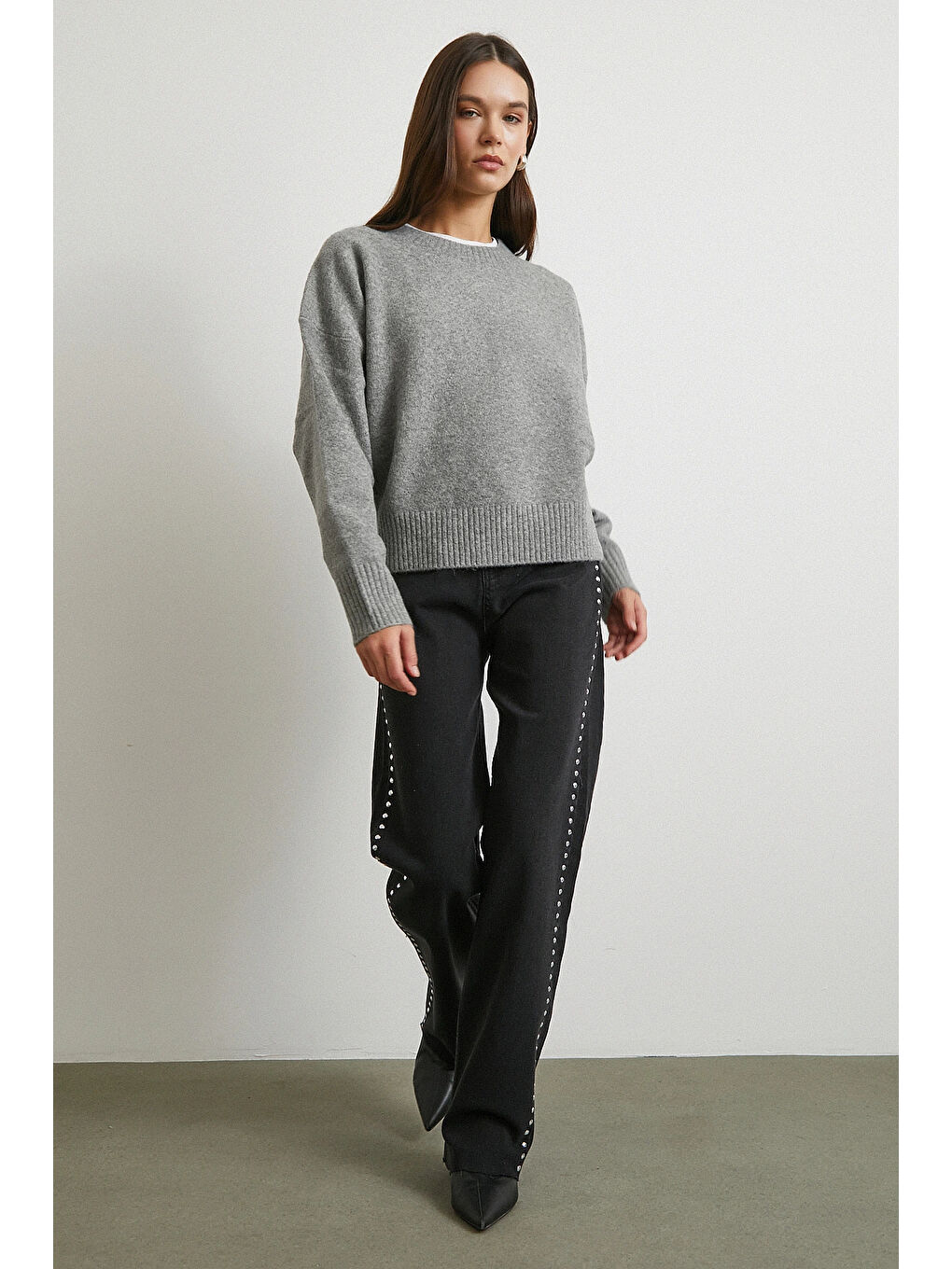 Taş İşlemeli Yüksek Bel Kesik Paça Jean Siyah-1