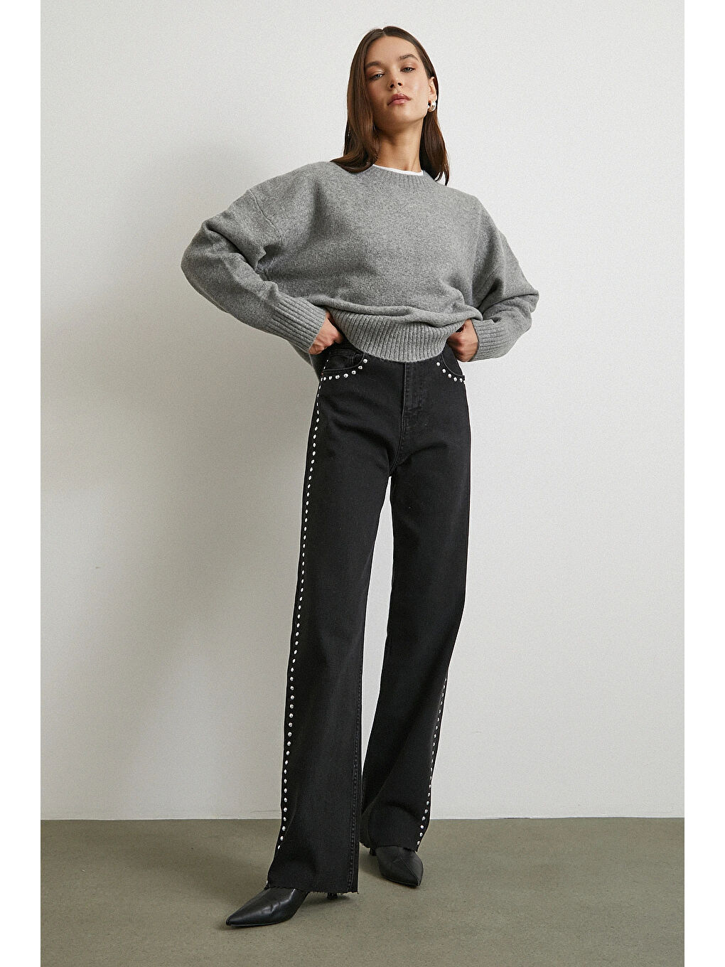 Taş İşlemeli Yüksek Bel Kesik Paça Jean Siyah-2