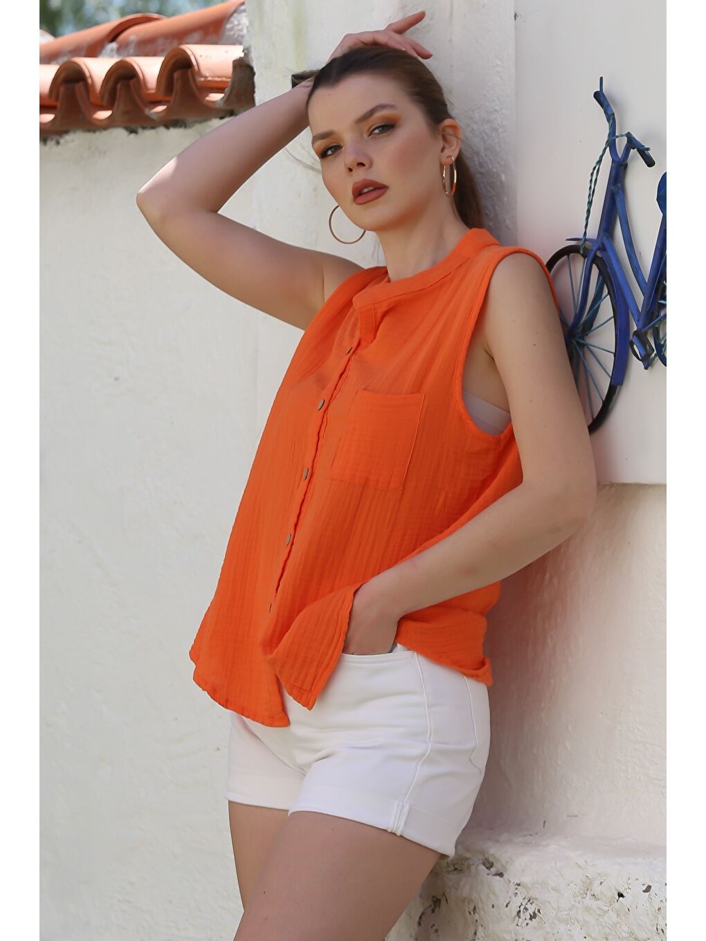 Turuncu Hakim Yaka Kolsuz Düğmeli Tek Cepli Casual Müslin Dokuma Bluz 68 60