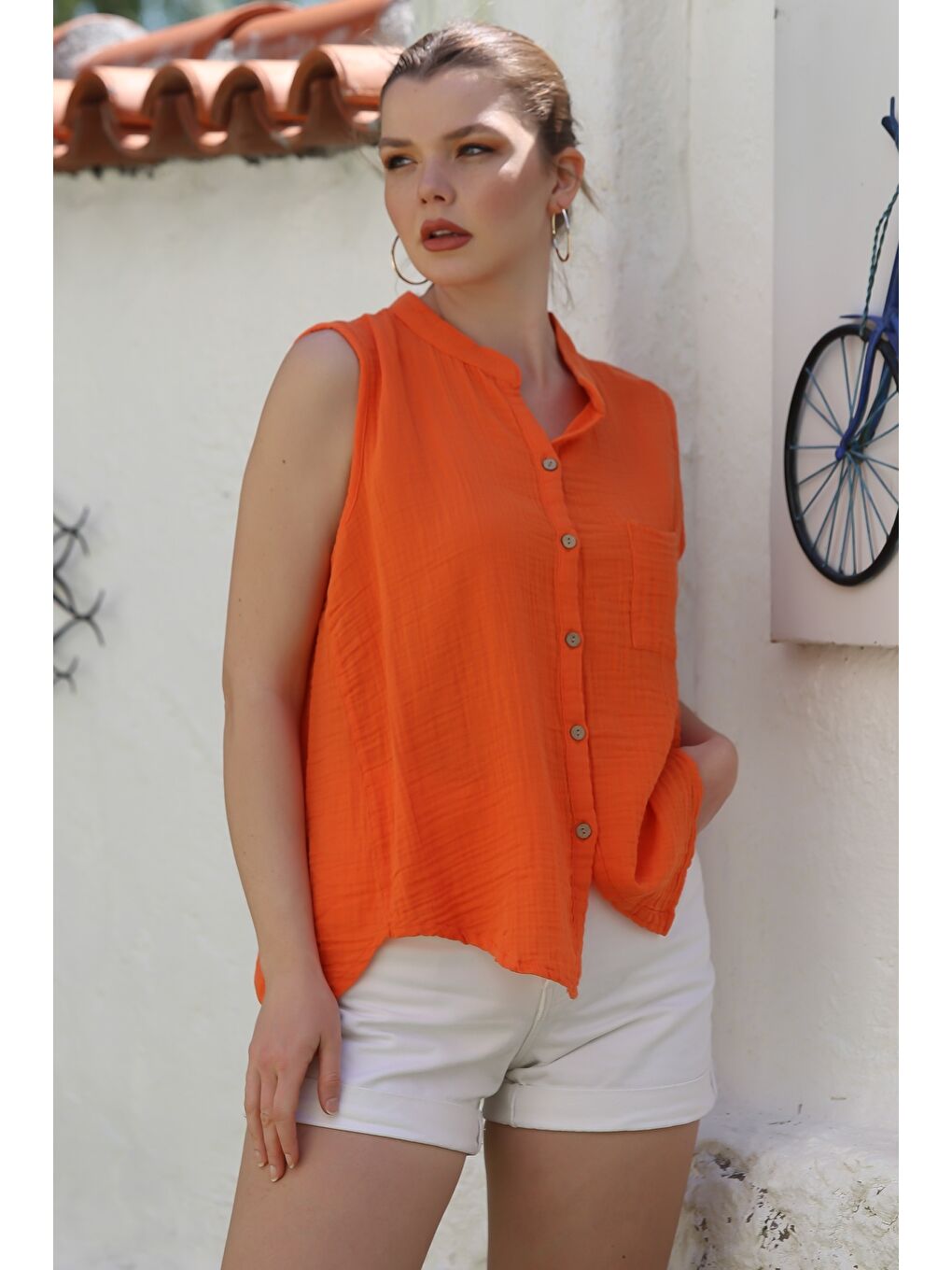 Turuncu Hakim Yaka Kolsuz Düğmeli Tek Cepli Casual Müslin Dokuma Bluz 68 60-2