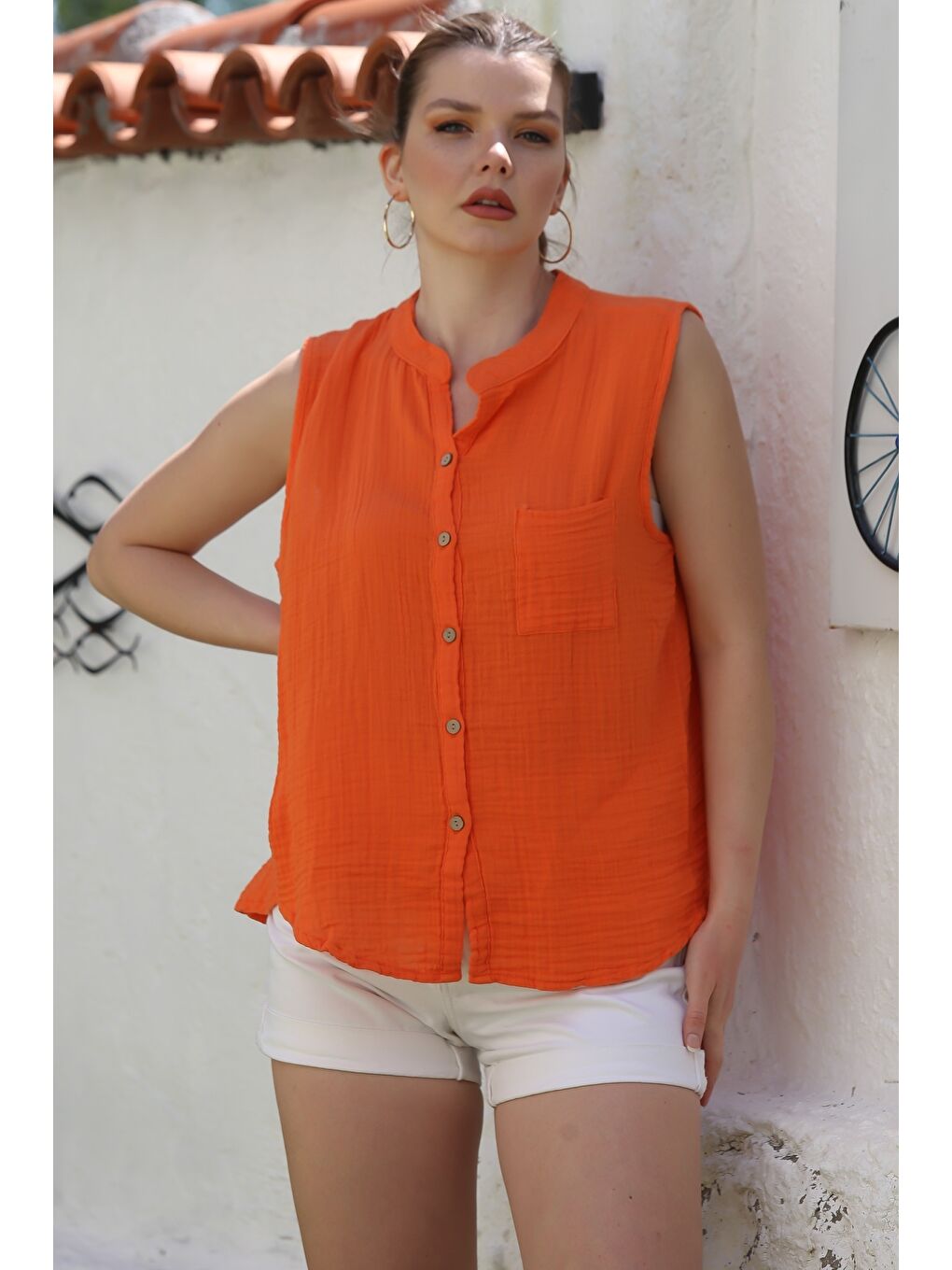 Turuncu Hakim Yaka Kolsuz Düğmeli Tek Cepli Casual Müslin Dokuma Bluz 68 60-3