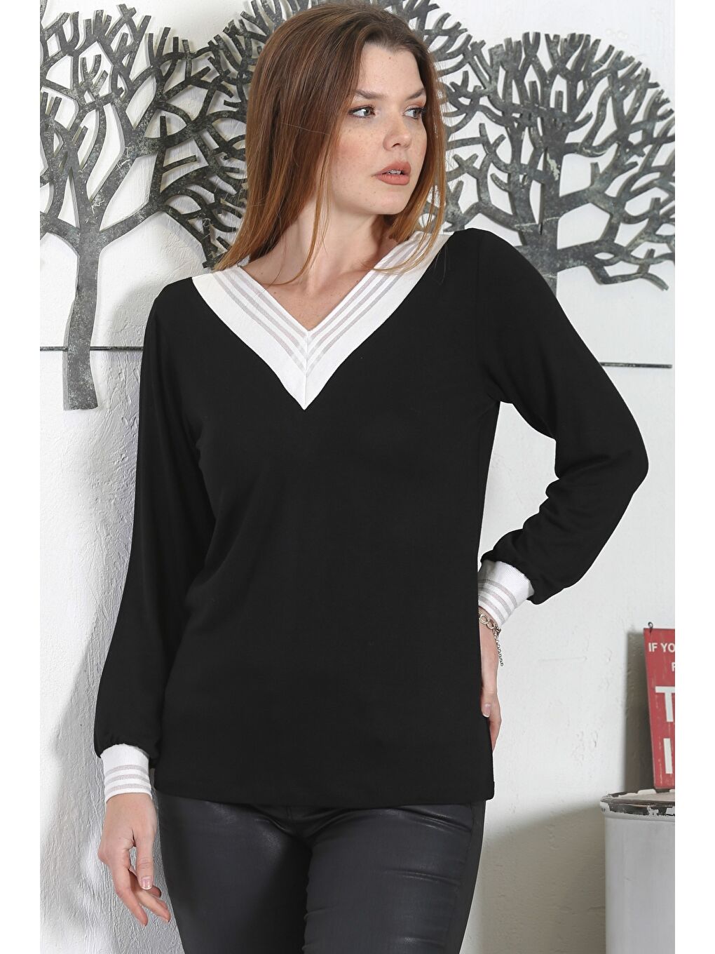 Siyah-Beyaz V Yaka Manşetli Kollu Triko Garnili Casual Örme Bluz-1