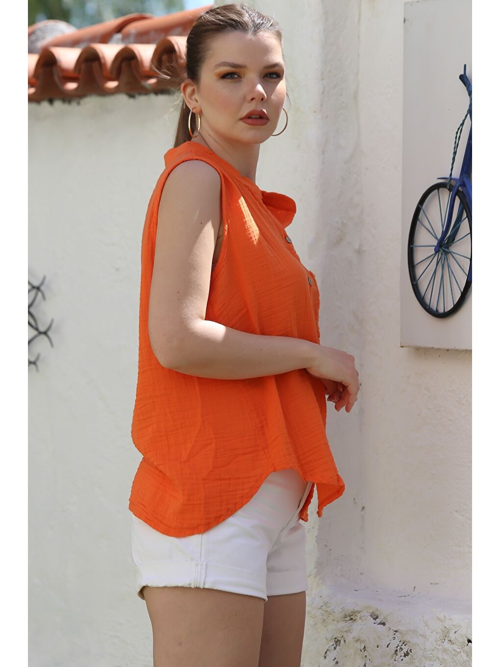 Turuncu Hakim Yaka Kolsuz Düğmeli Tek Cepli Casual Müslin Dokuma Bluz 68 60-4