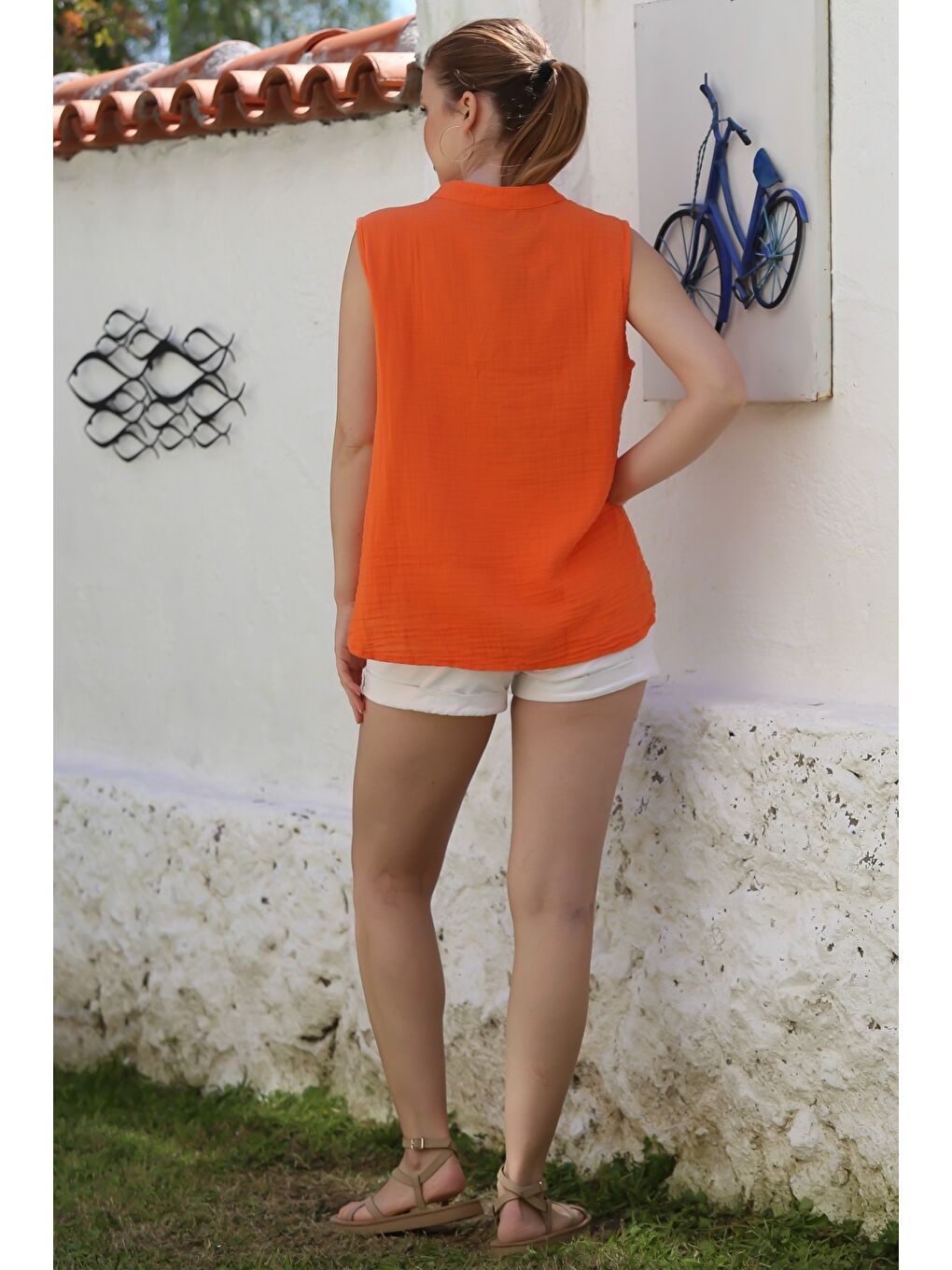 Turuncu Hakim Yaka Kolsuz Düğmeli Tek Cepli Casual Müslin Dokuma Bluz 68 60-6