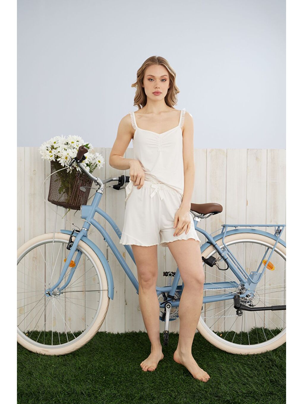 Kahverengi Kadın Krem  İp Askılı Şortlu Yüksek Kaliteli Milan Kumaş Fırfırlı Pijama Takımı-1