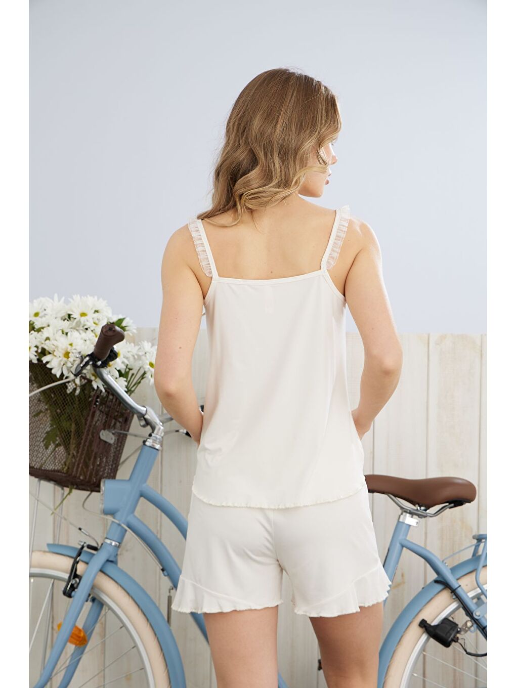 Kahverengi Kadın Krem  İp Askılı Şortlu Yüksek Kaliteli Milan Kumaş Fırfırlı Pijama Takımı-2