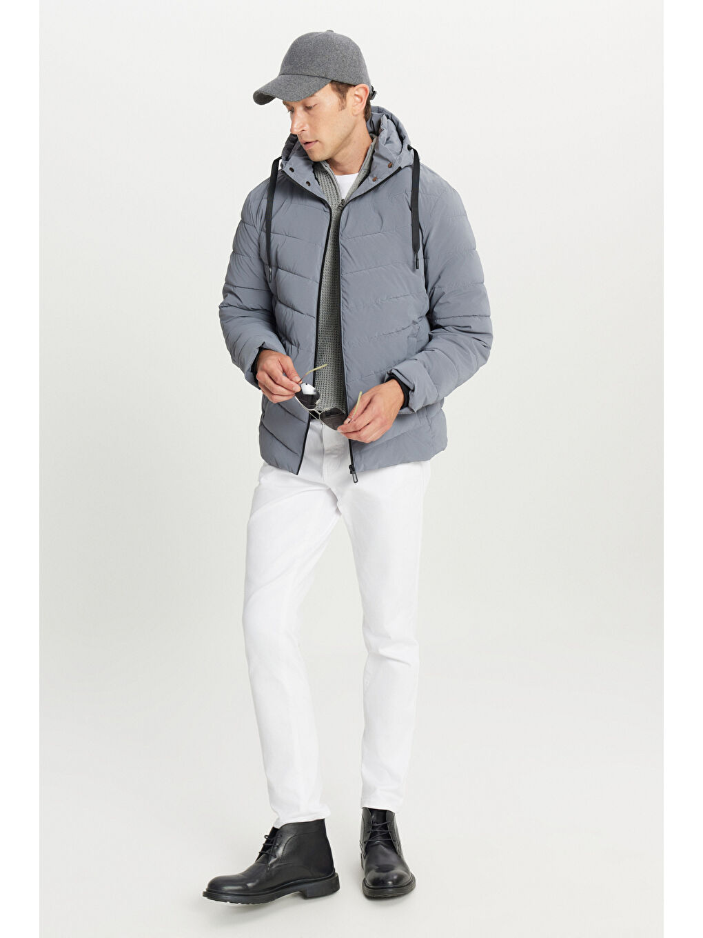 Erkek Gri Standart Fit Normal Kesim Dik Yaka Kapüşonlu Yan Cepli Şişme Mont-1