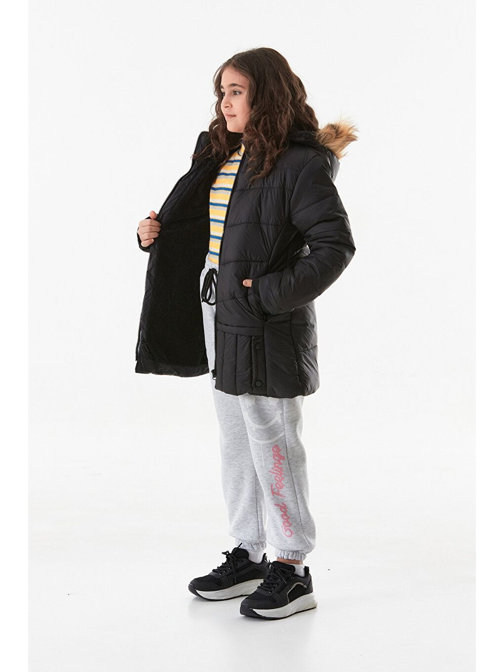 Siyah Cebi Fermuarlı Kapüşonlu Kız Çocuk Mont-3