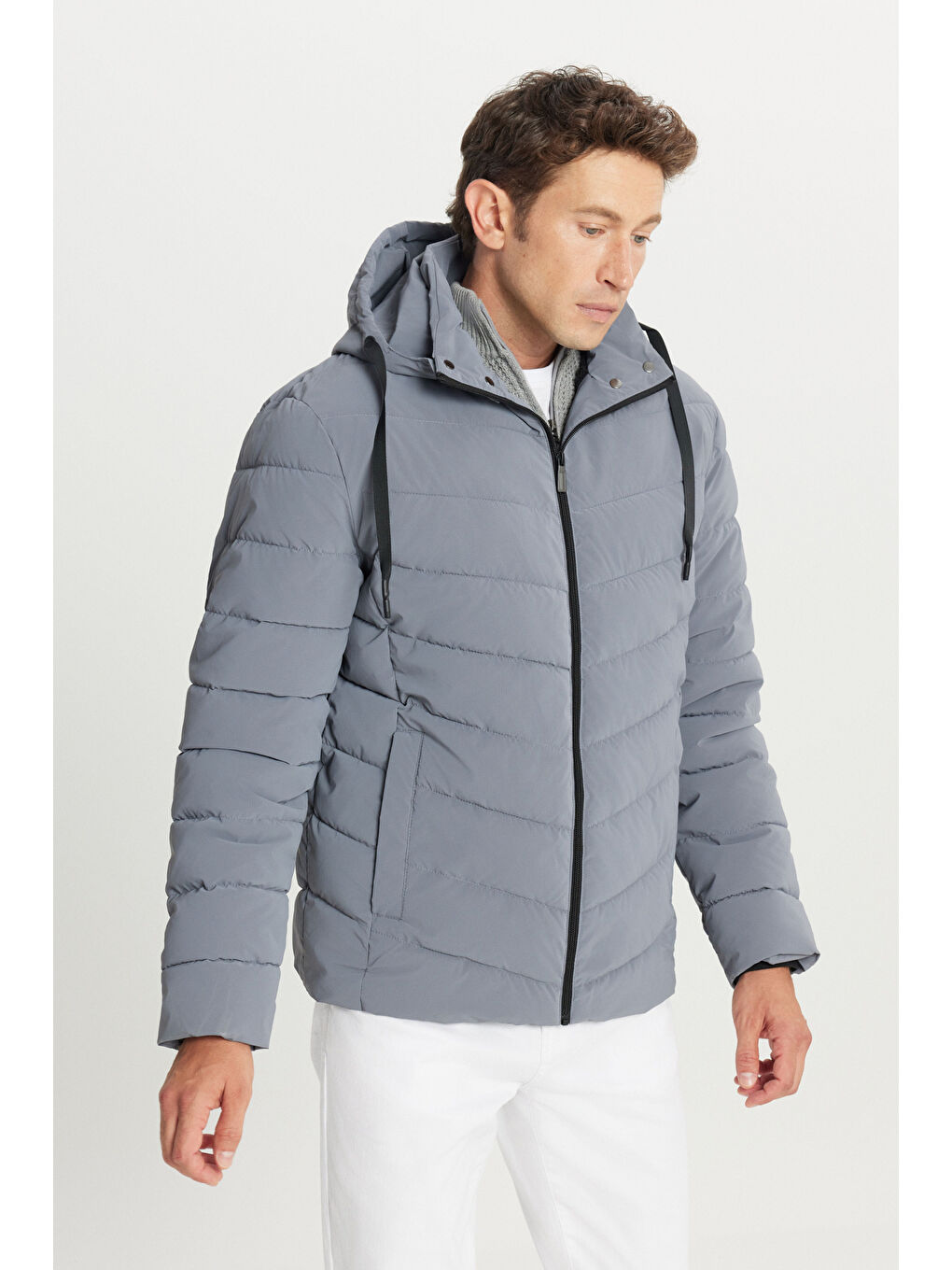 Erkek Gri Standart Fit Normal Kesim Dik Yaka Kapüşonlu Yan Cepli Şişme Mont-2